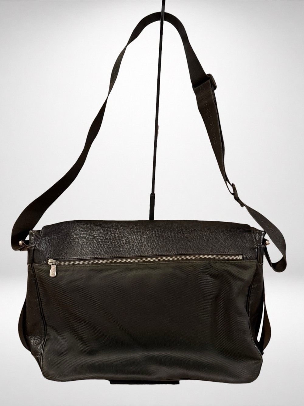Louis Vuitton Taiga Dersou Messenger Bag Black Leather Crossbody Unisex - Picture 2 of 16
